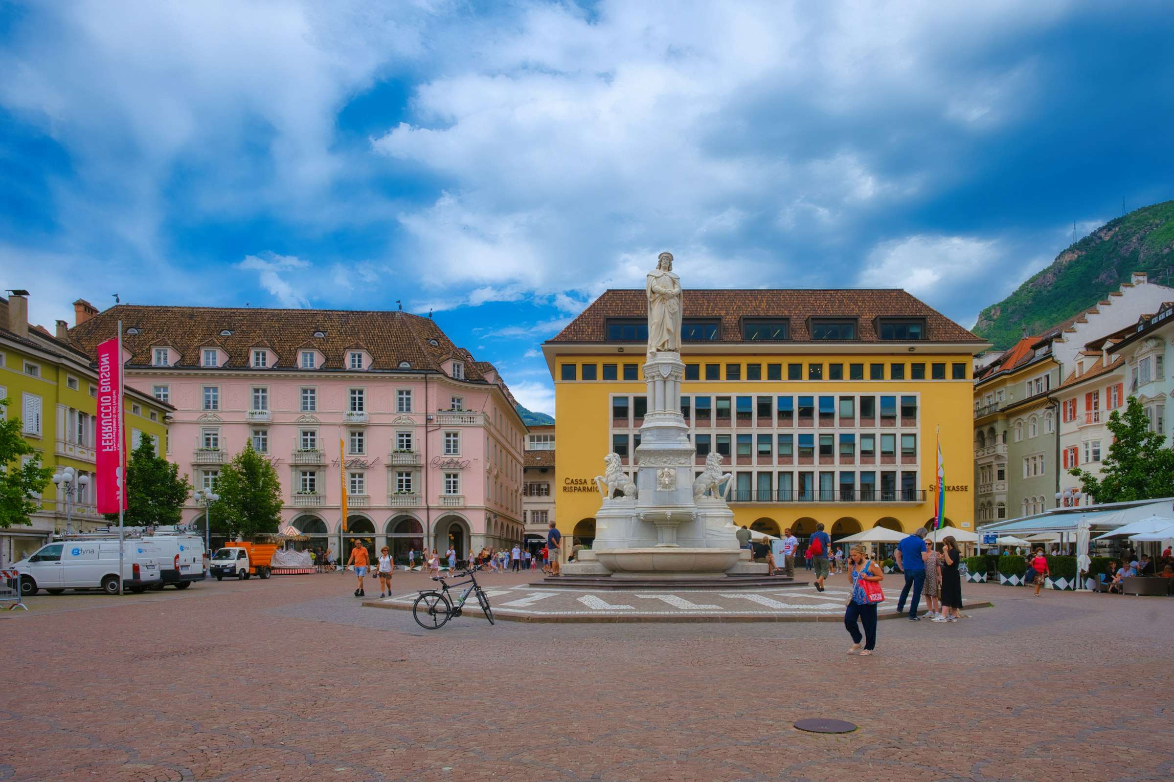 Platz in der Altstadt von Bozen mit Denkmal