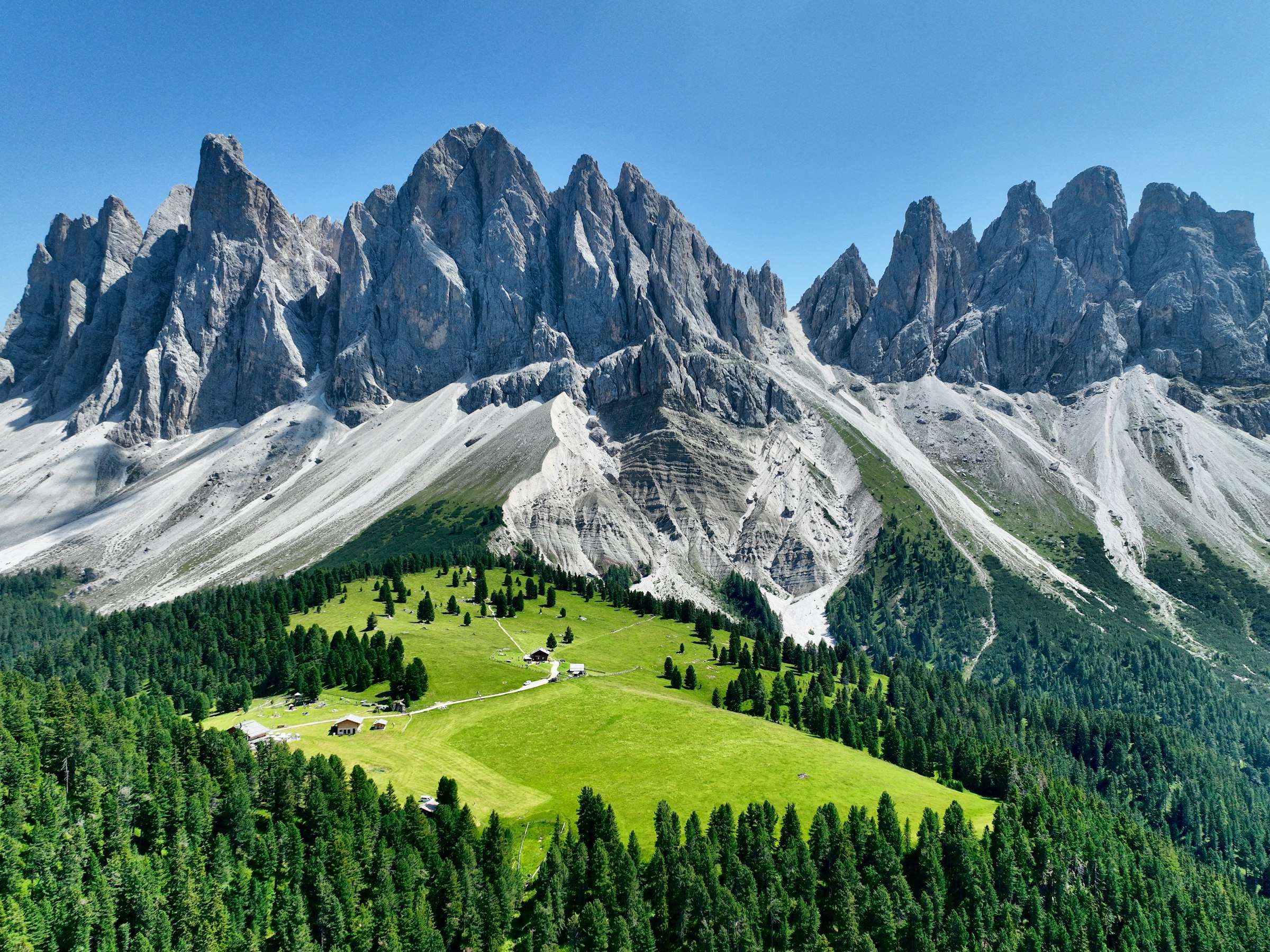 Almwiese vor Dolomitengipfeln