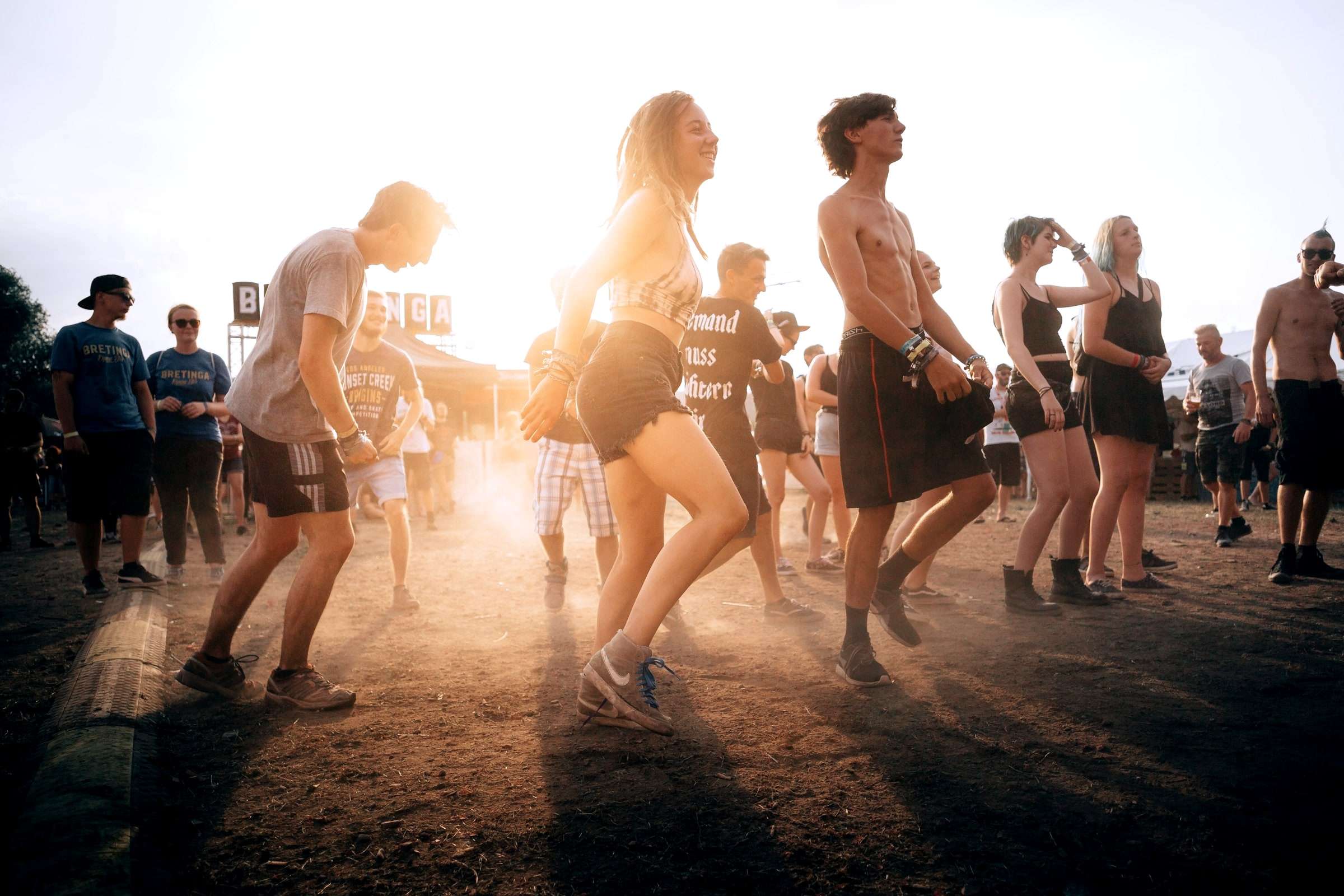 Persone che ballano al tramonto a un evento all’aperto